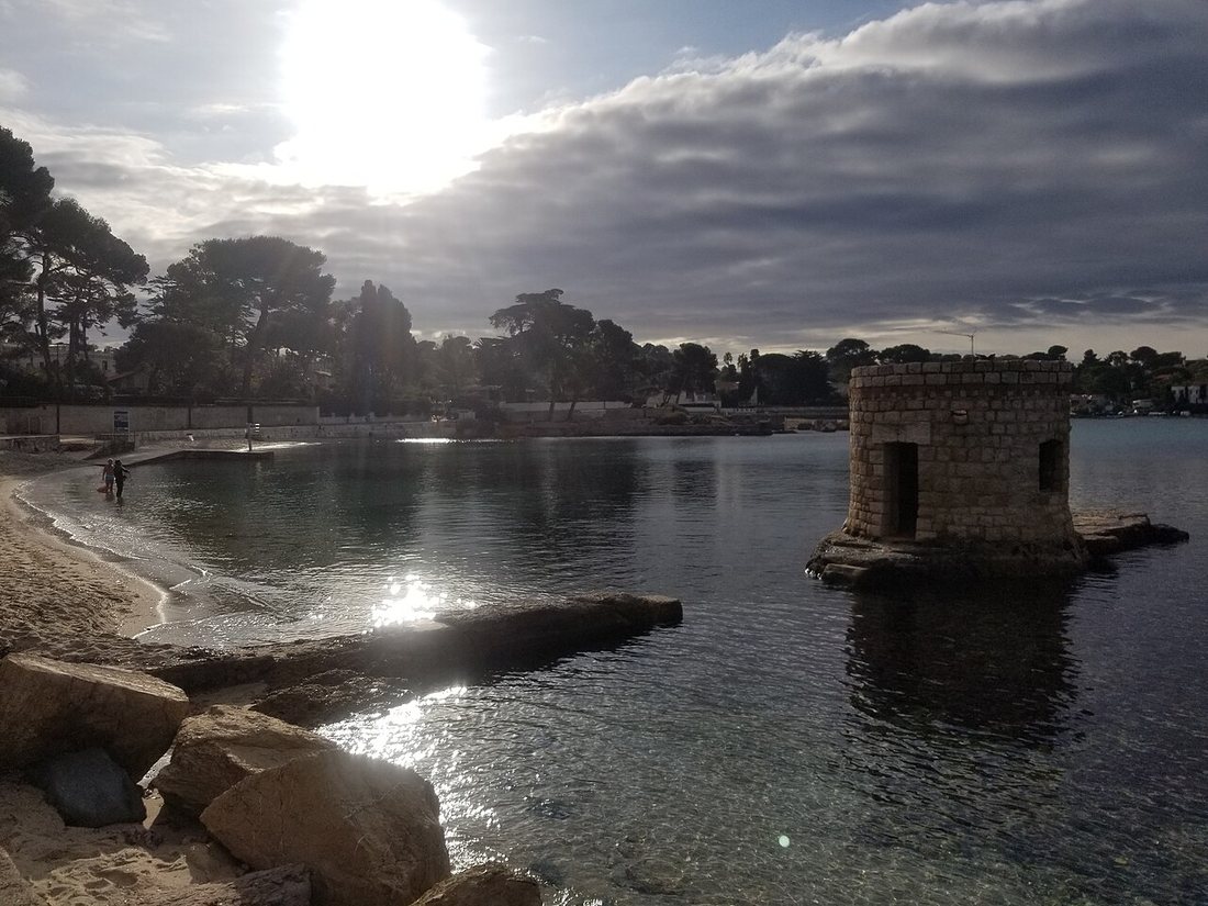 La tour et la plage des Ondes à Antibes