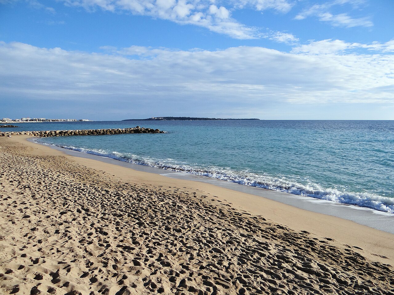 Plage du Midi à Cannes, avec la rade et les îles de Lérins