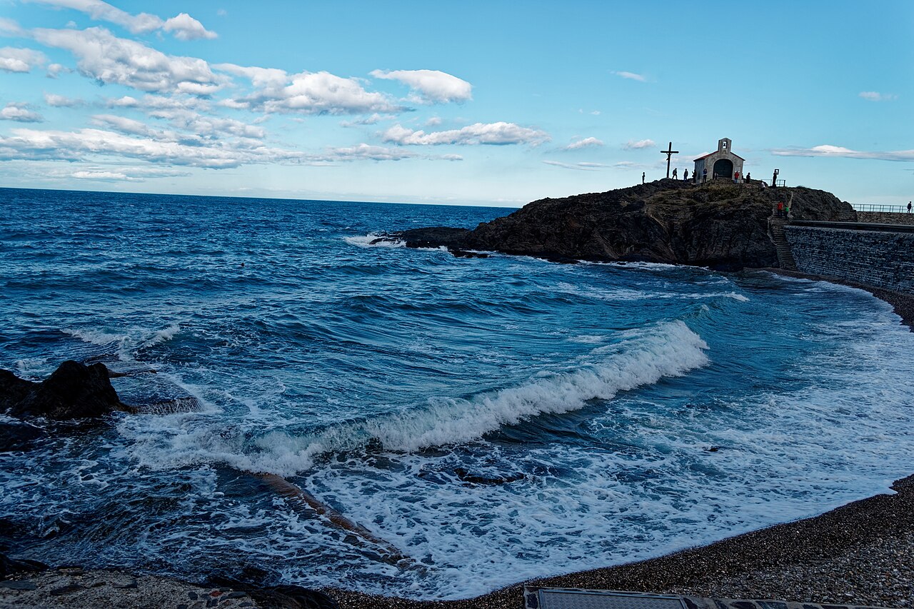 Plage Saint-Vincent et chapelle à Collioure